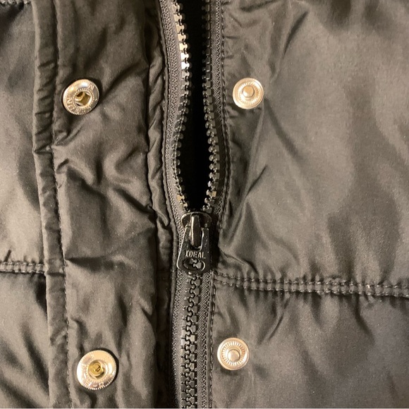 Old Navy Black Puffer Vest with Pockets Size Medium - Picture 15 of 16